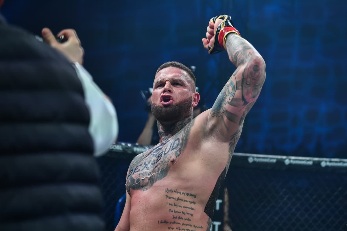 Kamil Bielecki cieszy się ze zwycięstwa przez TKO — N.O.W.I. Game Changer MMA 2